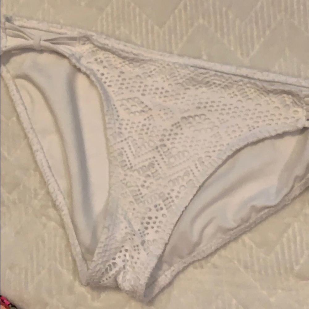 Two‎ bikini bottoms - Picture 2 of 9
